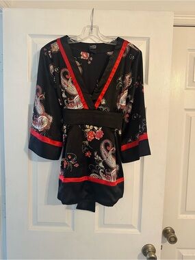Black & Red Paisley V-Neck Women's Top